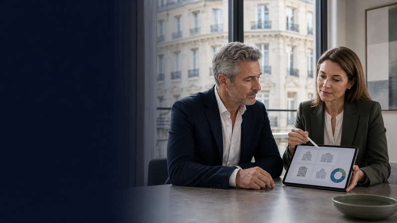 Un investisseur examine la répartition de son patrimoine immobilier avec une conseillère.